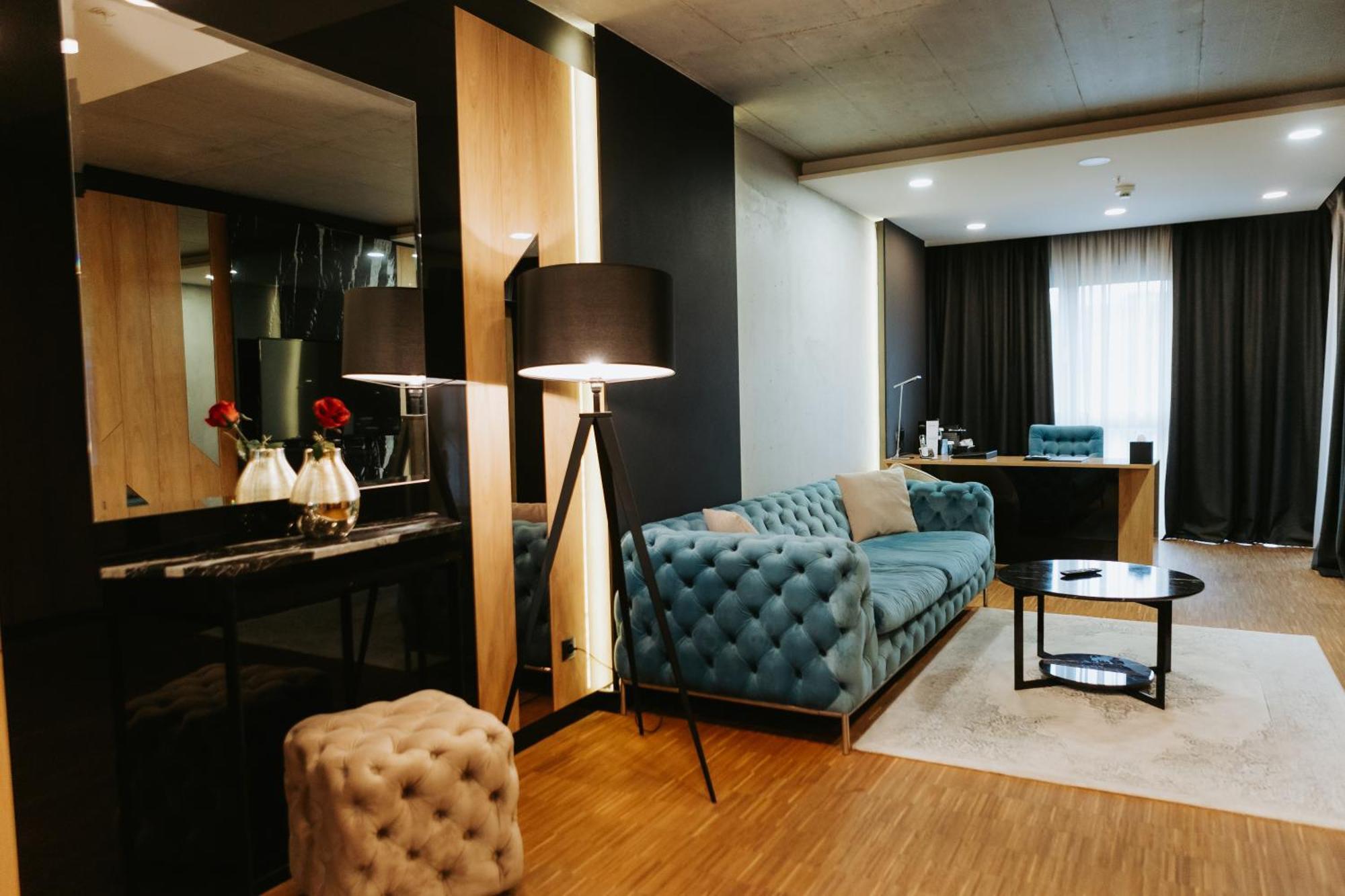 Hotel Platinia Cluj-Napoca Eksteriør billede Office of the Mayor of Tirana