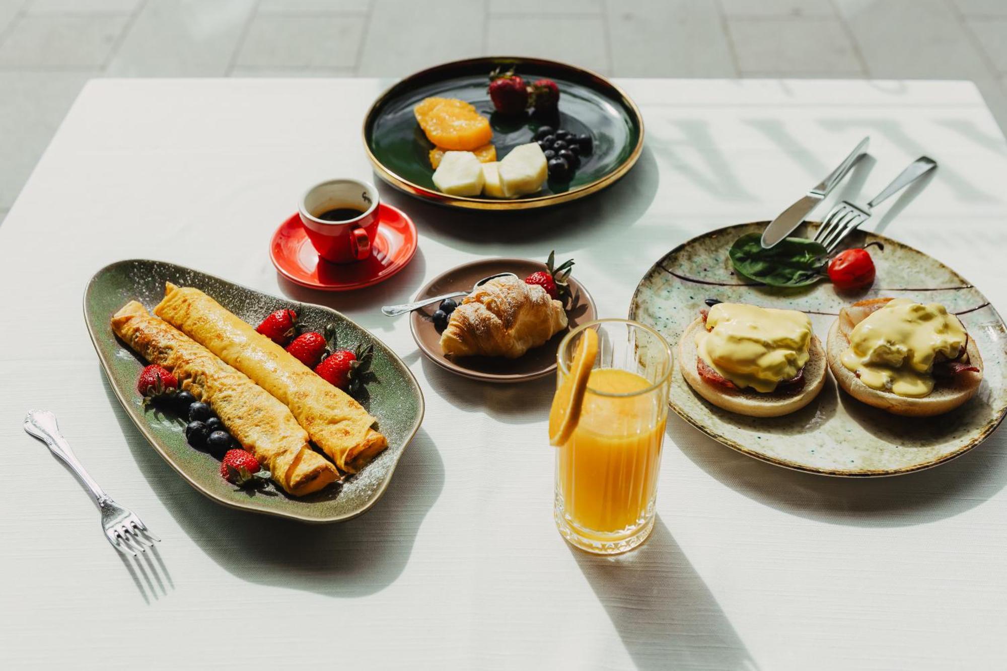 Hotel Platinia Cluj-Napoca Eksteriør billede Breakfast at the Hotel