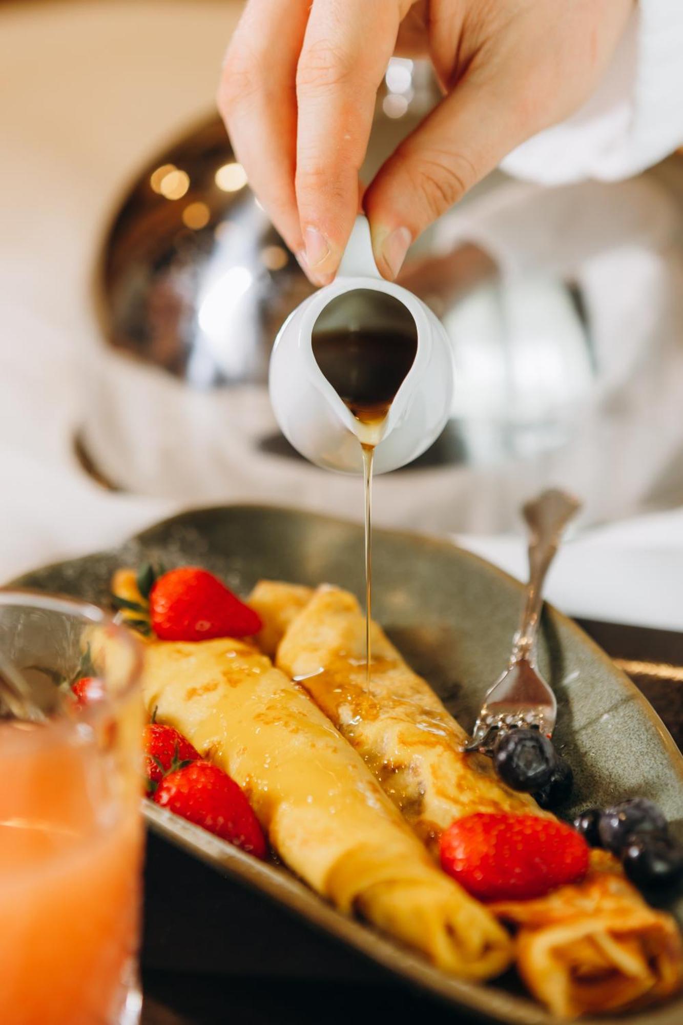 Hotel Platinia Cluj-Napoca Eksteriør billede Maple syrup being poured onto crêpes