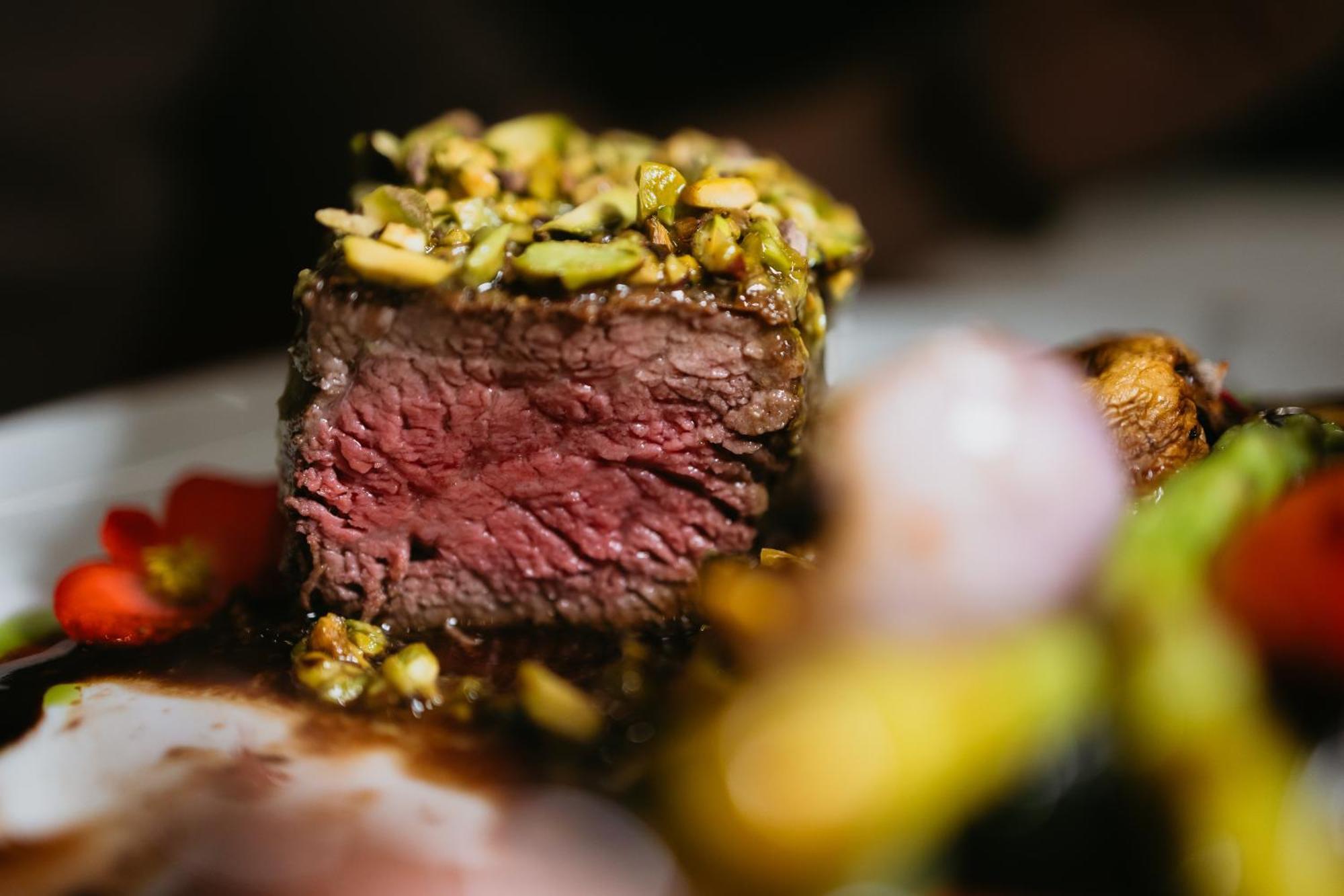 Hotel Platinia Cluj-Napoca Eksteriør billede A pistachio crusted steak