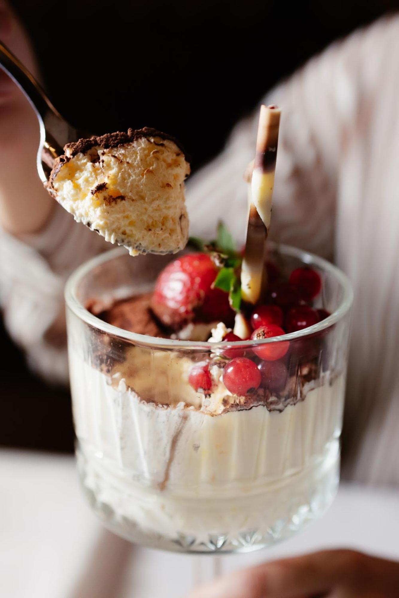 Hotel Platinia Cluj-Napoca Eksteriør billede A strawberry parfait