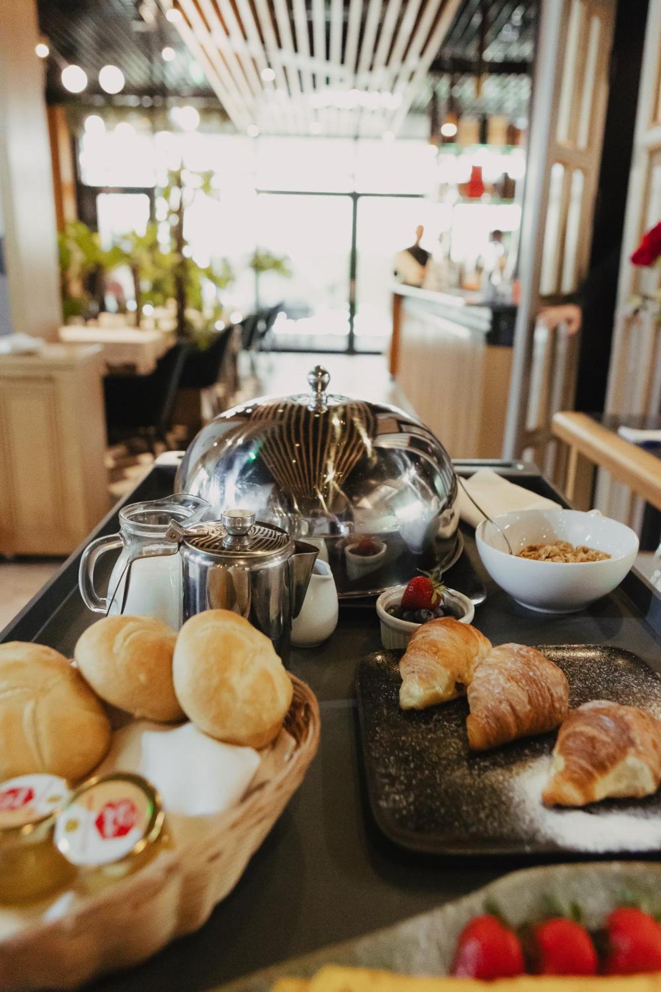 Hotel Platinia Cluj-Napoca Eksteriør billede A stainless steel tea pot