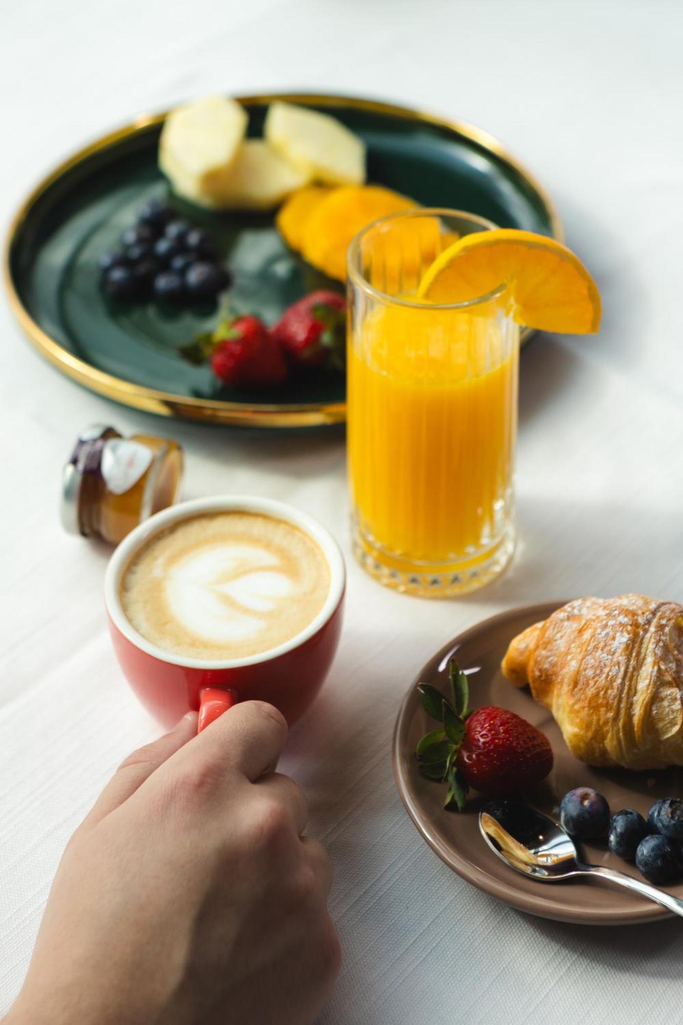 Hotel Platinia Cluj-Napoca Eksteriør billede A typical continental breakfast