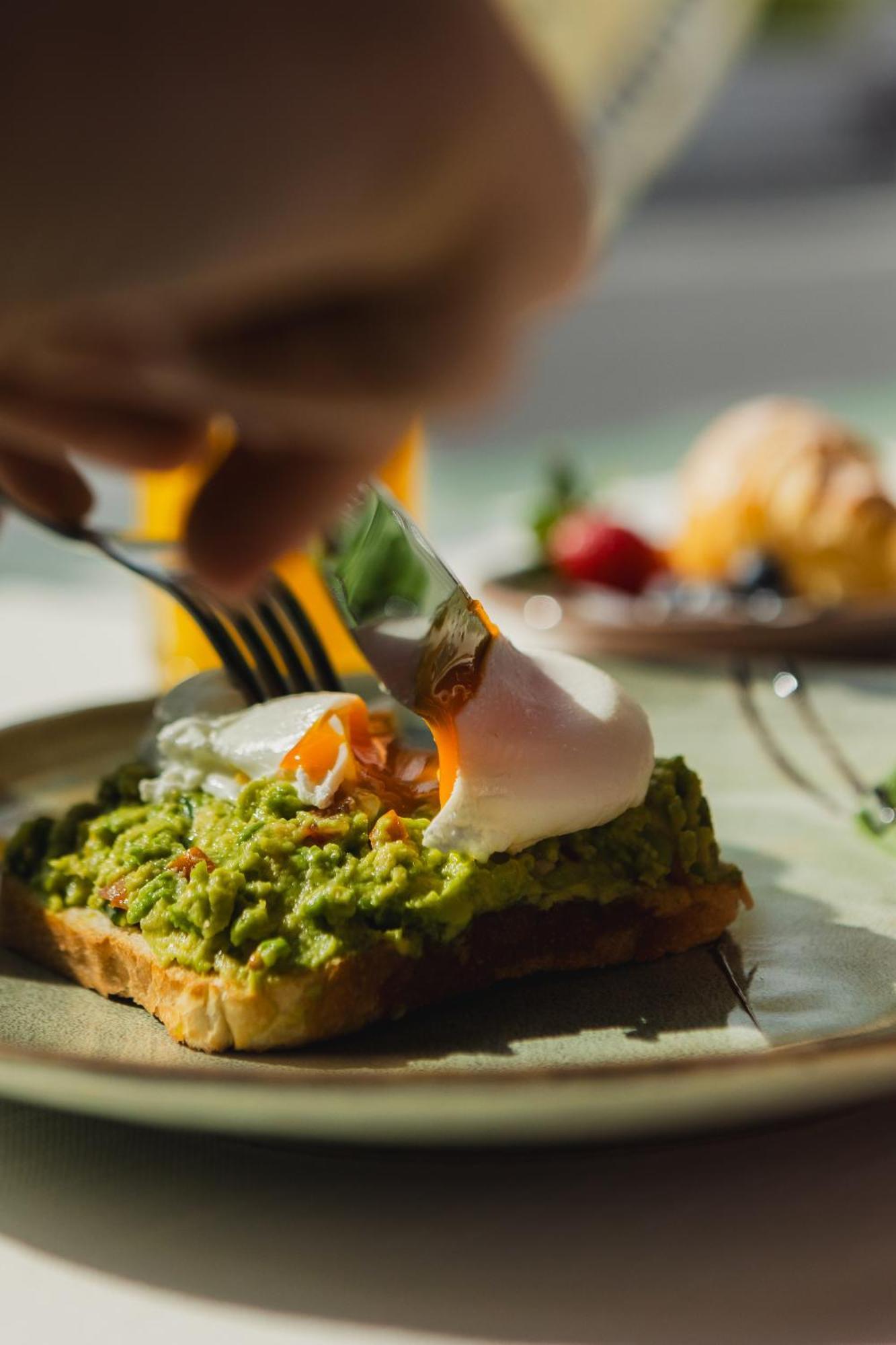 Hotel Platinia Cluj-Napoca Eksteriør billede Avocado and egg on toast