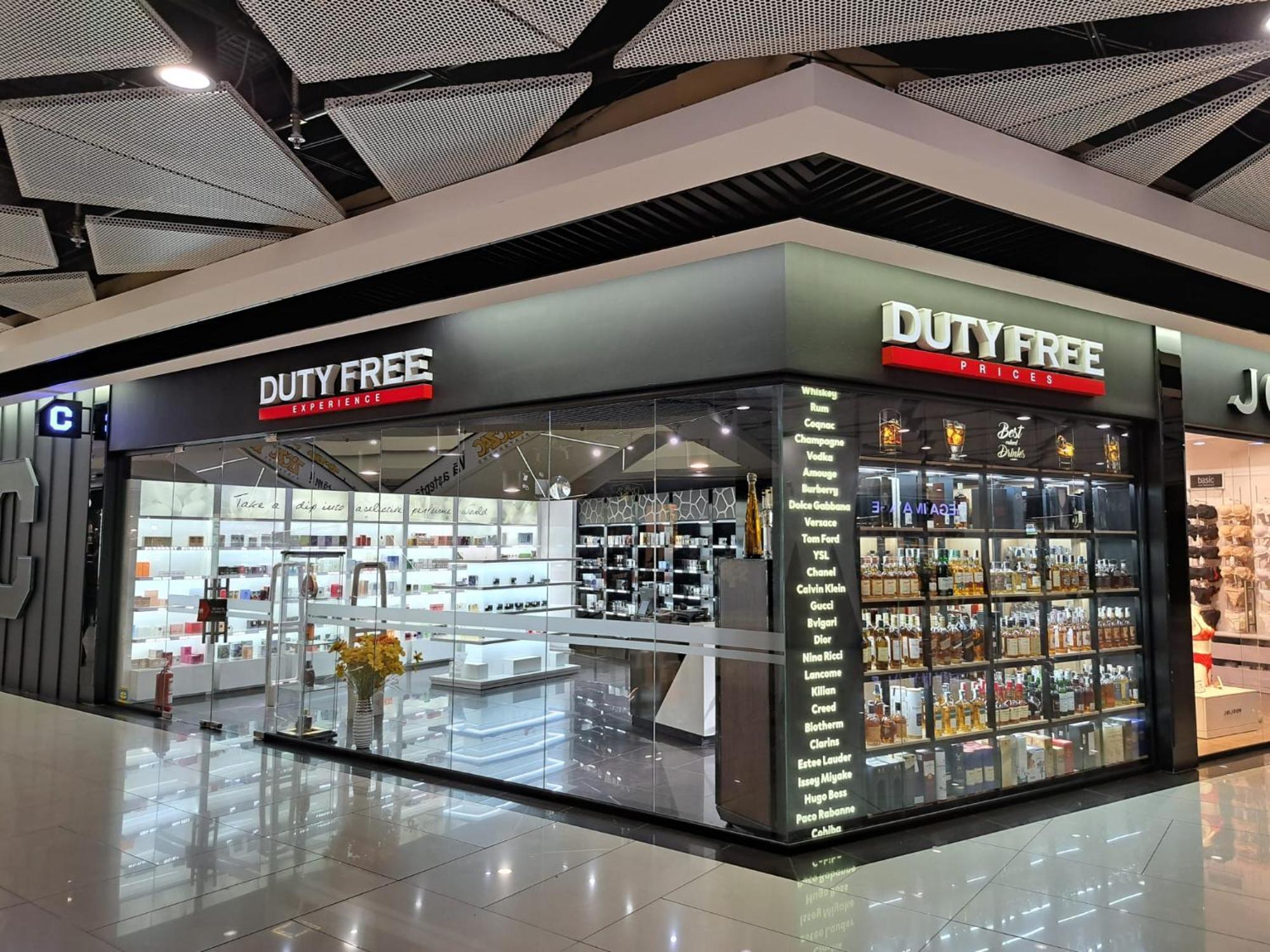 Hotel Platinia Cluj-Napoca Eksteriør billede Duty Free at the airport